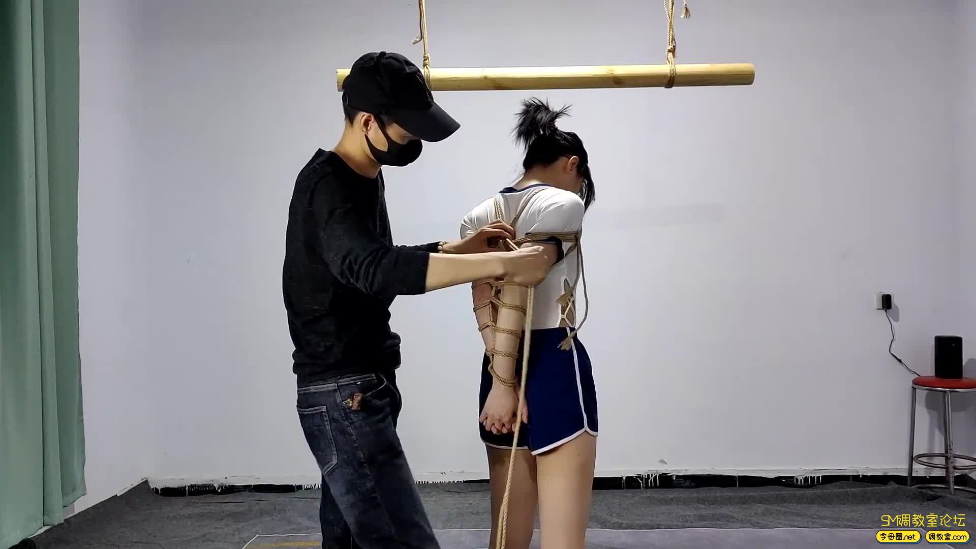 一绳所爱 18岁的女孩被直臂吊了起来-视频截图1