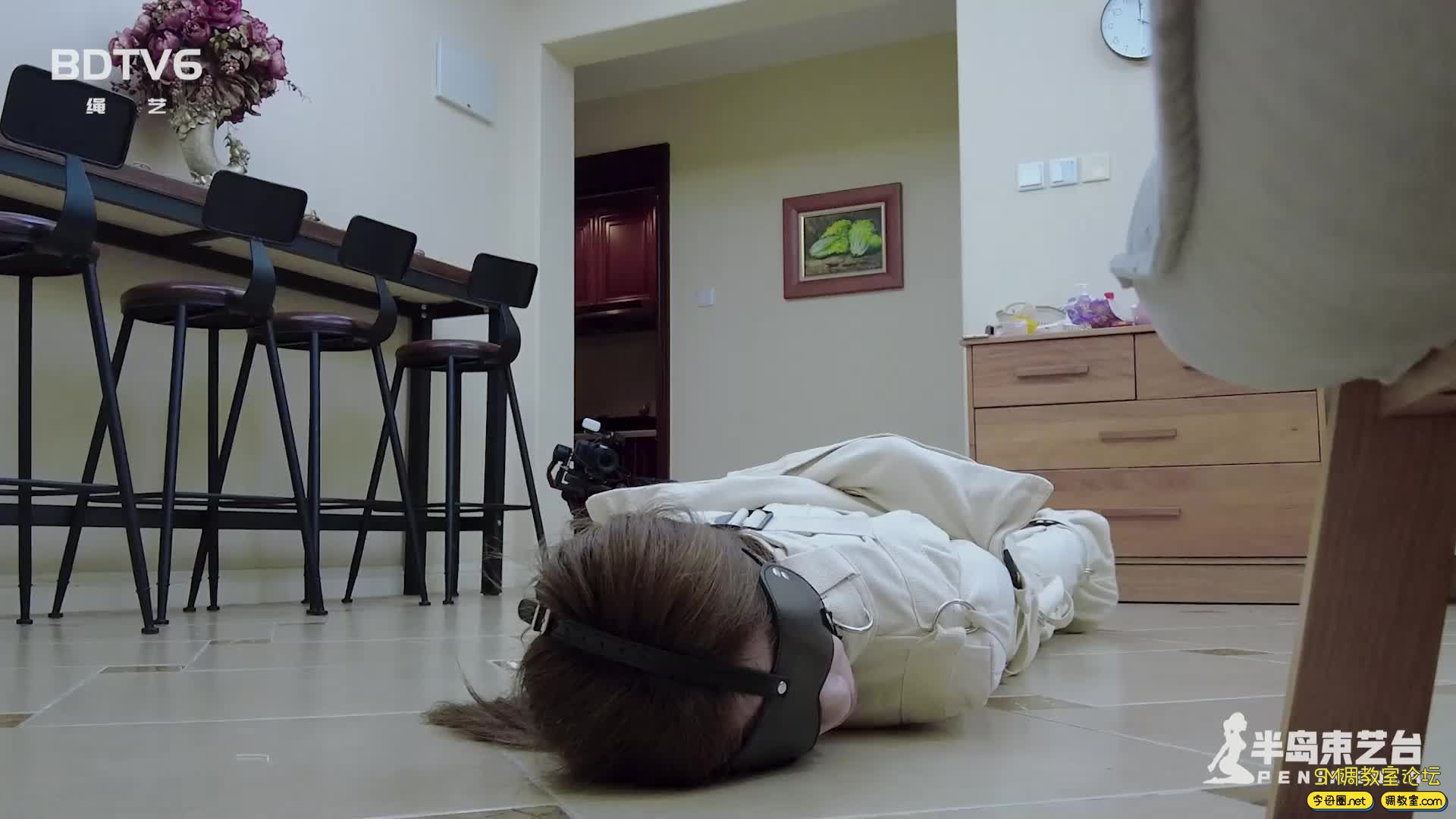 半岛束艺 装在套子里的女人 泽爱-视频截图1