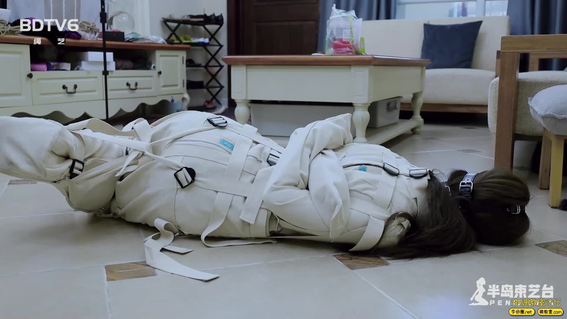 半岛束艺 装在套子里的女人 泽爱-视频截图5