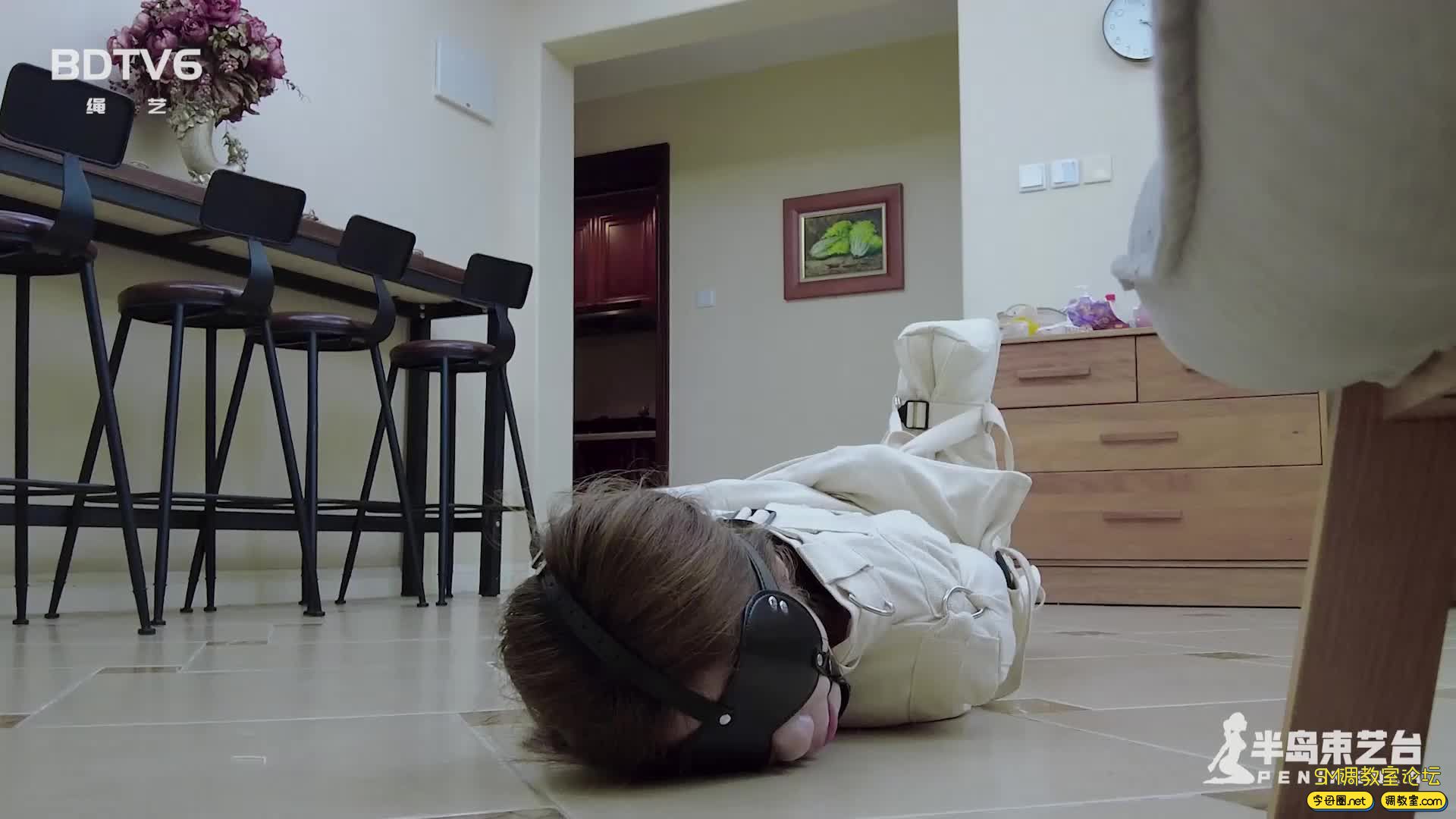 半岛束艺 装在套子里的女人 泽爱-视频截图6